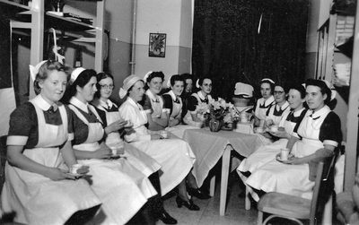 835064 Afbeelding van enkele verpleegkundigen van het Stads- en Academisch Ziekenhuis (Catharijnesingel 101) te ...
